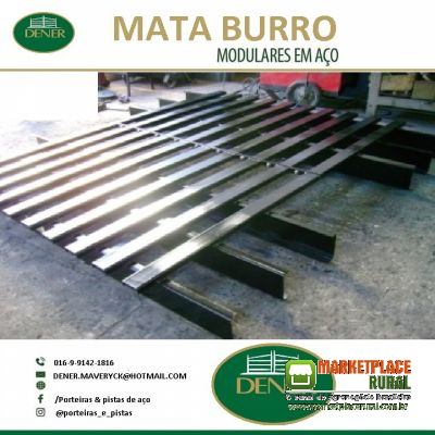 curral de aço, porteiras, e pista de laço