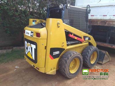 Mini Carregadeira Caterpillar