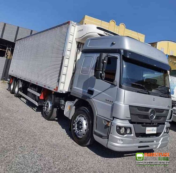 Caminhão baú Atego 3030