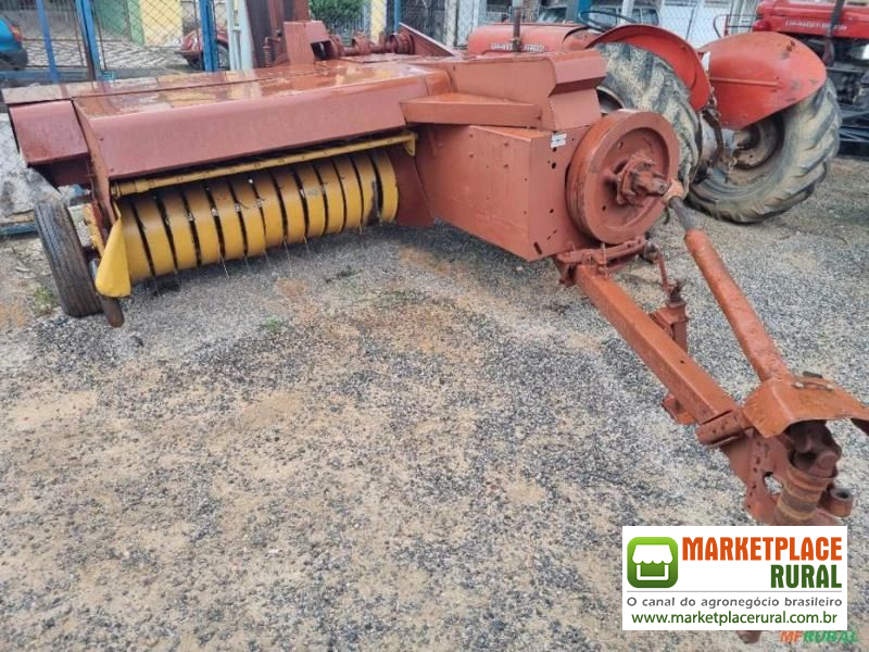 Enfardadeira New Holland mod. 273