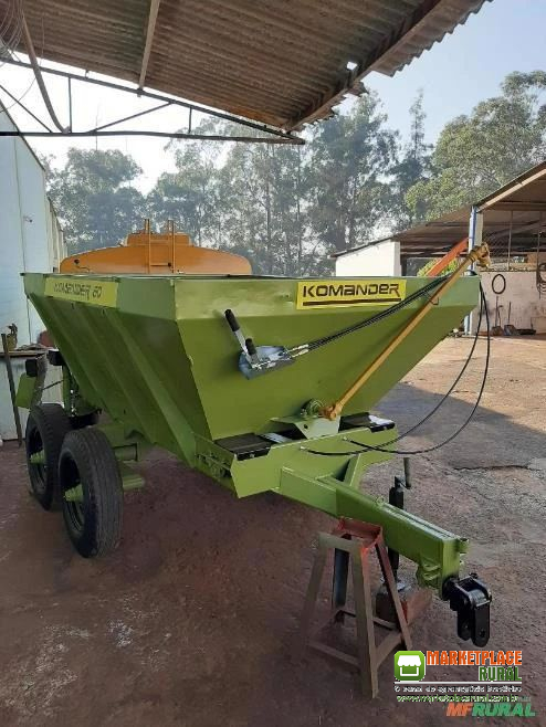 ADUBADEIRA E CALCAREADEIRA DE PRECISÃO , MARCA KAMAQ MODELO KOMANDER 60, COM COMANDO A CABO