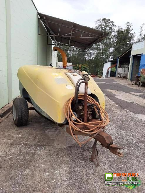 PULVERIZADOR EM POLIETILENO MARCA APS, CAPACIDADE 2000 LT. TEM BOMBA MAS NÃO ESTA FUNCIONANDO