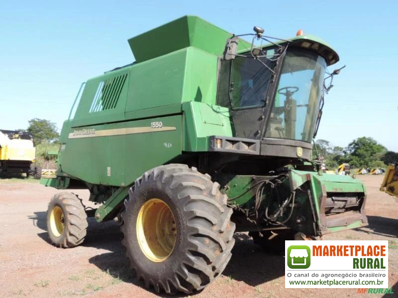 Colheitadeira Marca JOHN DEERE - Modelo 1550 - Com plataforma de corte de 19 pés - Ano 2004