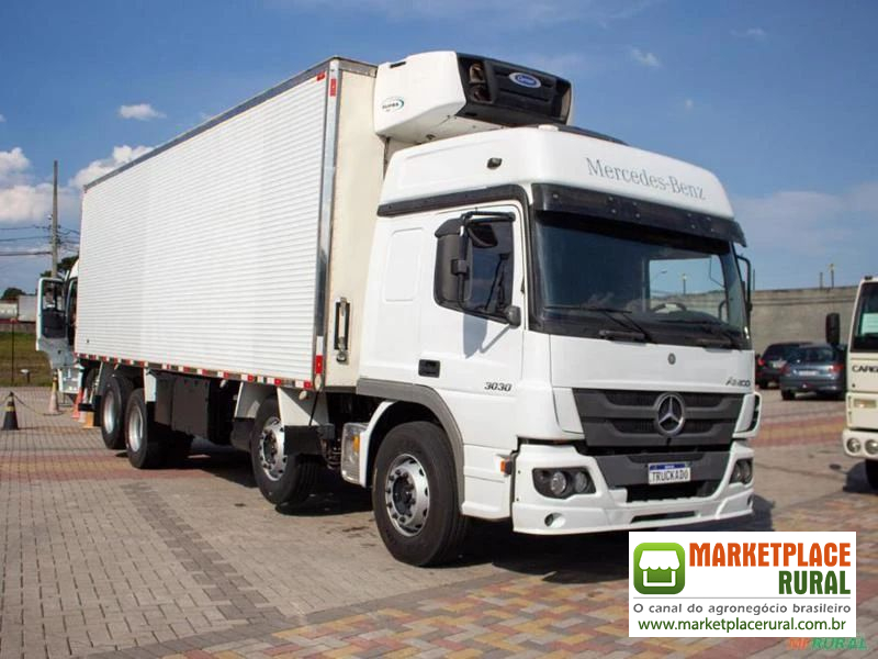 Caminhão Mercedes Benz (MB) 3030 com Câmara Frigorífica ano 19