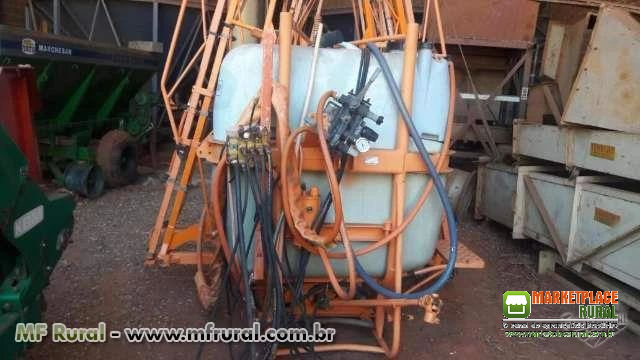 PULVERIZADOR AGRÍCOLA JACTO 800 LITROS E 14 METROS DE BARRA, ANO 2006, C/ COMANDO.