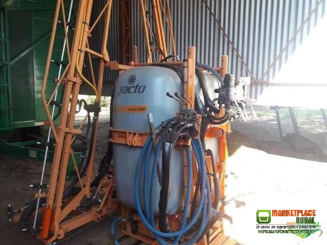 PULVERIZADOR AGRÍCOLA JACTO CONDOR 800 LITROS ANO 2011 C/ 14 MTS DE BARRA E COMANDO MASTER FLU.