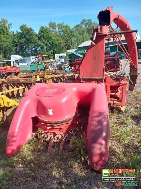 Ensiladeira Cat 1200 para capim, milho