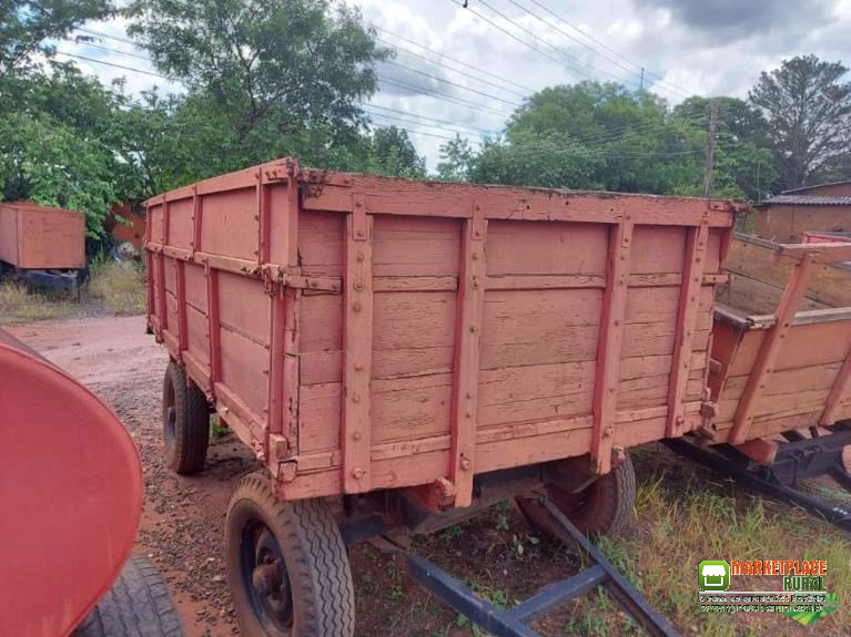 Carreta quatro rodas com sobre tampas.