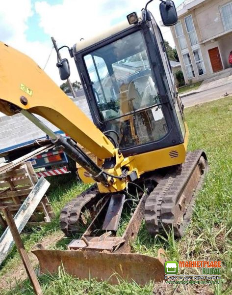 Vende-se Mini Escavadeira Cat 302.5